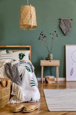 Ahşap yatak, bitki ve zarif aksesuarları ile yatak odası iç minimalist kompozisyon. Güzel çarşaflar, battaniye. Şablon. Tasarım ev dekorasyonu