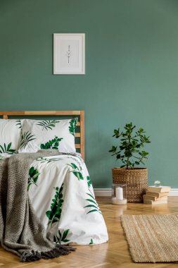Ahşap yatak, bitki ve zarif aksesuarları ile yatak odası iç minimalist kompozisyon. Güzel çarşaflar, battaniye. Şablon. Tasarım ev dekorasyonu