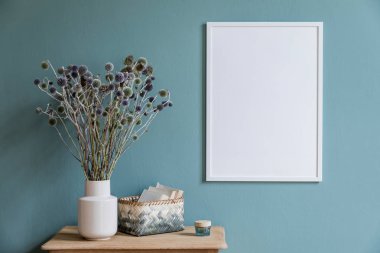 Şık ve modern bir oturma odası vazosu, ahşap masa, kitaplar ve zarif aksesuarlarla dolu. Ev dekorasyonu tasarımı. Bohem konsepti. Model kullanıma hazır