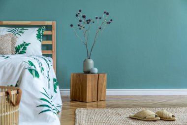 Ahşap yatak, bitki ve zarif aksesuarları ile yatak odası iç minimalist kompozisyon. Güzel çarşaflar, battaniye. Şablon. Tasarım ev dekorasyonu