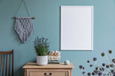 Şık ve modern bir oturma odası vazosu, ahşap masa, kitaplar ve zarif aksesuarlarla dolu. Ev dekorasyonu tasarımı. Bohem konsepti. Model kullanıma hazır