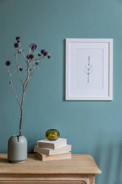 İçinde çiçekler, ahşap masa, kitaplar, çerçevede bitki resmi ve zarif aksesuarlarla dolu modern bir oturma odası. Ev dekorasyonu tasarımı. Bohem konsepti. Model kullanıma hazır