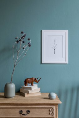 İçinde çiçekler, ahşap masa, kitaplar, çerçevede bitki resmi ve zarif aksesuarlarla dolu modern bir oturma odası. Ev dekorasyonu tasarımı. Bohem konsepti. Model kullanıma hazır