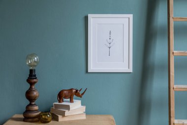 İçinde çiçekler, ahşap masa, kitaplar, çerçevede bitki resmi ve zarif aksesuarlarla dolu modern bir oturma odası. Ev dekorasyonu tasarımı. Bohem konsepti. Model kullanıma hazır