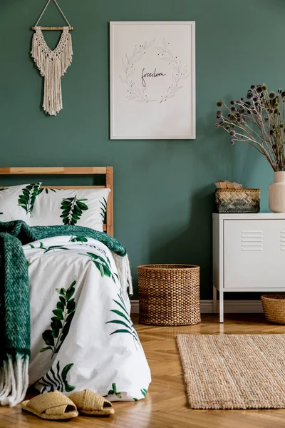 木製のベッド エレガントなアクセサリーと寝室のインテリアのミニマルな構成 美しいベッドシーツ テンプレート デザインホームの装飾 — ストック写真