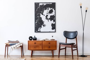 Zarif aksesuarları olan şık ve modern bir oturma odası. Ev dekorasyonu tasarımı. Harita duvarda ve ahşap tuvalet