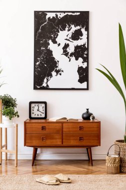 Zarif aksesuarları olan şık ve modern bir oturma odası. Ev dekorasyonu tasarımı. Harita duvarda ve ahşap tuvalet