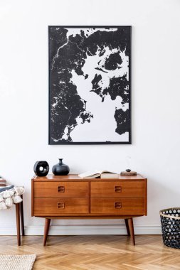 Zarif aksesuarları olan şık ve modern bir oturma odası. Ev dekorasyonu tasarımı. Harita duvarda ve ahşap tuvalet