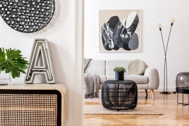 Zarif aksesuarları olan şık ve modern bir oturma odası. Ev dekorasyonu tasarımı. Model kullanıma hazır