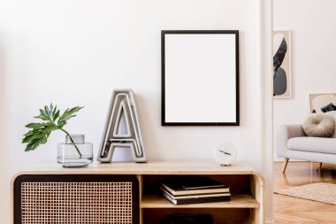 Zarif aksesuarları olan şık ve modern bir oturma odası. Ev dekorasyonu tasarımı. Model kullanıma hazır