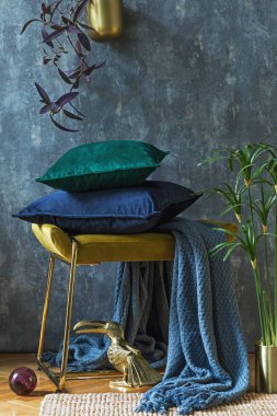 Zarif aksesuarları olan şık ve modern bir oturma odası. Ev dekorasyonu tasarımı. Model kullanıma hazır