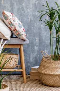 Zarif aksesuarları olan şık ve modern bir oturma odası. Ev dekorasyonu tasarımı. Model kullanıma hazır