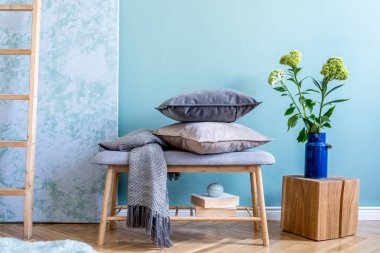 Zarif aksesuarları olan şık ve modern bir oturma odası. Ev dekorasyonu tasarımı. Model kullanıma hazır