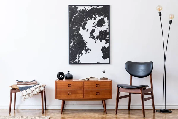 Zarif aksesuarları olan şık ve modern bir oturma odası. Ev dekorasyonu tasarımı. Harita duvarda ve ahşap tuvalet