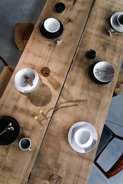 大きな木のテーブルと椅子のあるダイニングルームのインテリアテーブルの上の料理 — ストック写真