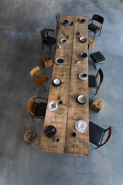 Τραπεζαρία Εσωτερικό Μεγάλο Ξύλινο Τραπέζι Και Καρέκλες Πιάτα Στο Τραπέζι — Φωτογραφία Αρχείου