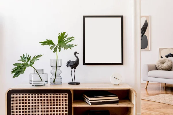 Zarif aksesuarları olan şık ve modern bir oturma odası. Ev dekorasyonu tasarımı. Model kullanıma hazır