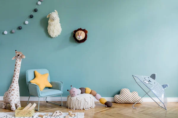 멋지게 스칸디나비아 아이들의 방에는 장난감 다듬질 장난감 유칼립투스의 현대식 아동용 — 스톡 사진