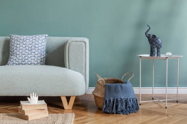 Nane kanepesi, yastık, sehpa, ekose, kitap ve zarif aksesuarlarla ev dekorasyonunun şık ve minimalist kompozisyonu. Okaliptüs rengi konsepti. Oturma odası tasarla.. 