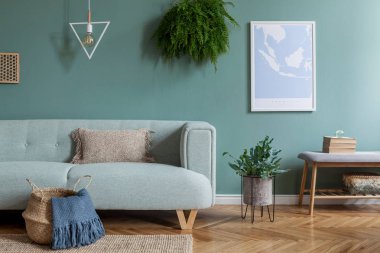 Nane kanepesi, yastık, poster çerçevesi, bank, kitaplar, bitkiler ve zarif aksesuarlarla oturma odasının iç kısmının şık ve İskandinav tarzı kompozisyonu. Şablon. Sıcak ev dekorasyonu. Okaliptüs rengi.