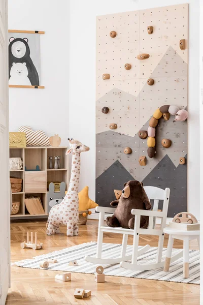 Stylowy Wystrój Wnętrz Childroom Nowoczesną Ścianą Wspinaczkową Dla Dzieci Designerskie — Zdjęcie stockowe
