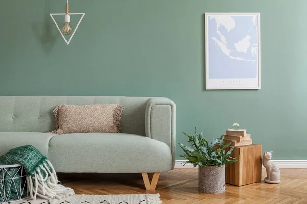 ミントソファ付きのリビングルームのインテリアのスタイリッシュでスキャンディナヴィア組成物は ポスターフレーム 木製のキューブ 植物やエレガントなアクセサリーをモックアップします テンプレート 居心地の良い家の装飾 ユーカリ色 — ストック写真