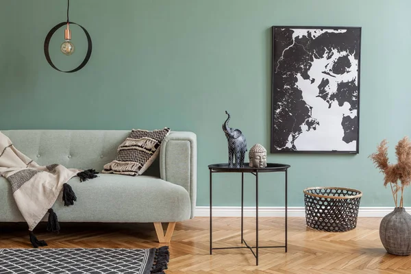 有薄荷沙发 咖啡桌 花卉和个人配饰的时尚典雅客厅室内装饰 桉树的色彩概念 设计客厅 Mockup地图 — 图库照片