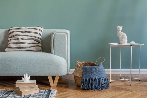 Gaya Dan Komposisi Minimalis Interior Rumah Dengan Sofa Mint Bantal — Stok Foto