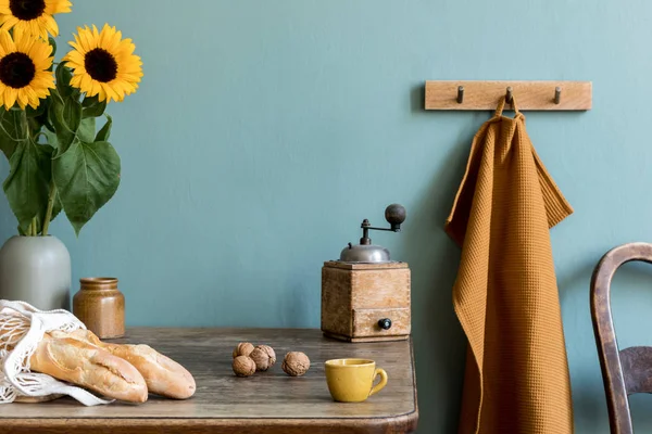 Interior Dapur Antik Dengan Meja Kayu Tas Dengan Bagel Bunga — Stok Foto