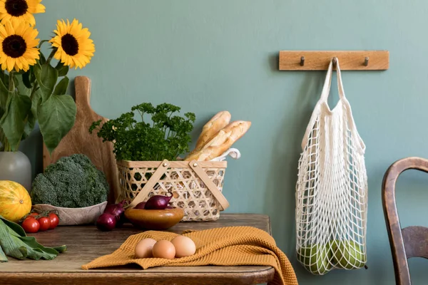 Interior Dapur Antik Dengan Meja Kayu Tas Dengan Apel Buah — Stok Foto