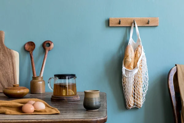 Interior Dapur Antik Dengan Meja Kayu Tas Dengan Bagles Telur — Stok Foto