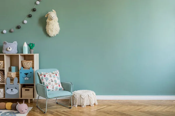 Şık İskandinav bebek odası ahşap dolap, oyuncaklar, nane şekeri koltuk, okaliptüs arka plan duvarları, ahşap parke ve pamuk topları olan modern sepet. Ev dekoru.