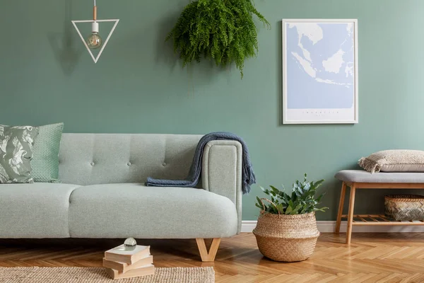 Komposisi Interior Ruang Tamu Bergaya Dan Skandinavia Dengan Sofa Mint Stok Gambar