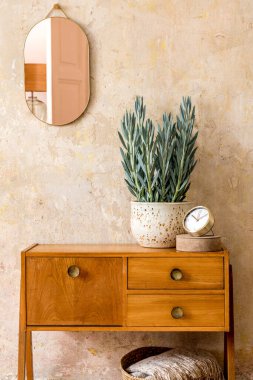 Eski tarz oturma odasının iç dekorasyonu ahşap vintage klozet, altın pembe ayna, bitki, rattan sepeti, ekose dekorasyon ve Wabi Sabi ev dekorasyonunda zarif kişisel aksesuarlar..