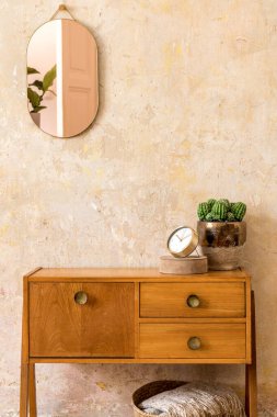 Eski tarz oturma odasının iç dekorasyonu ahşap vintage klozet, altın pembe ayna, bitki, rattan sepeti, ekose dekorasyon ve Wabi Sabi ev dekorasyonunda zarif kişisel aksesuarlar..