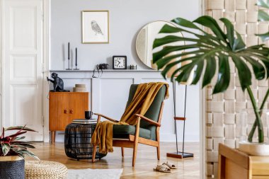 Tasarım koltuğu, ahşap vintage tuvalet, yuvarlak ayna, raf, tropikal yaprak, sehpa, dekorasyon, halı ve dekoratif aksesuarlar ev dekorunda..