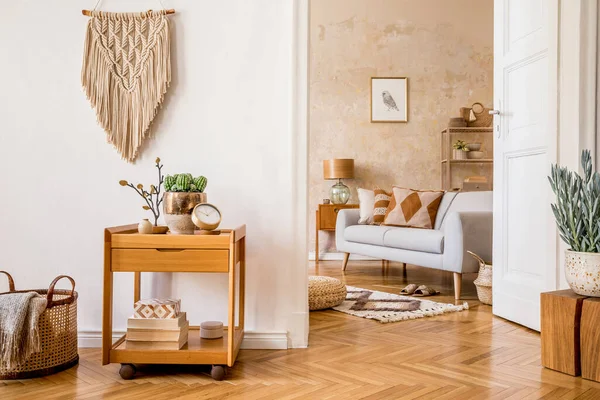 木製のベンチ グレーのソファ パリッド 画像フレーム マクラメ カーペット 装飾やスタイリッシュな家庭の装飾でエレガントなパーソナルアクセサリーとオープンスペースの北欧インテリア — ストック写真