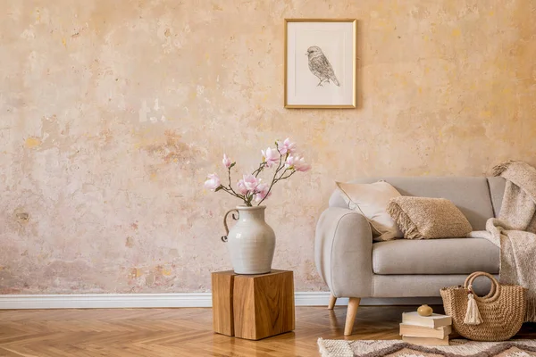 Stilvolles Wohnzimmerkonzept Mit Design Grauem Sofa Bilderrahmen Attrappe Frühlingsblume Holzwürfel — Stockfoto