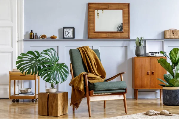 Stylish Interior Living Room Design Armchair Vintage Commode Mirror Shelf — Stock Photo, Image