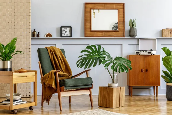 Elegante Interno Del Soggiorno Con Poltrona Design Comò Vintage Legno — Foto Stock