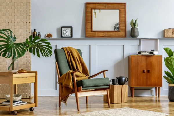 Elegante Interior Habitación Con Sillón Diseño Muebles Retro Espejo Madera —  Fotos de Stock