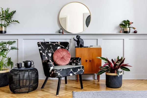 Stilvolles Interieur Des Wohnzimmers Mit Design Sessel Hölzerne Vintage Kommode — Stockfoto