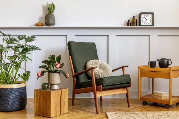 Wystrój Wnętrz Stylowego Salonu Zielonym Fotelem Vintage Drewnianym Stołem Kawowym — Zdjęcie stockowe