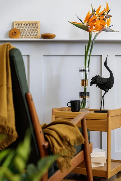 Oturma Odasında Tasarım Koltuğu Ekose Bitki Bir Fincan Kahve Vazoda — Stok fotoğraf