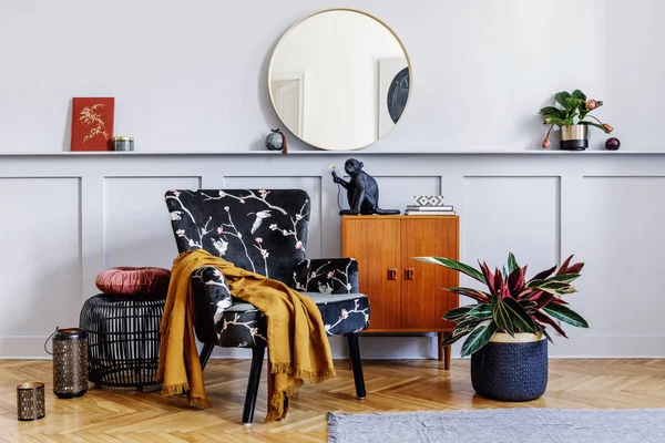 Stilvolles Interieur Des Wohnzimmers Mit Design Sessel Holzkommode Rundem Spiegel — Stockfoto