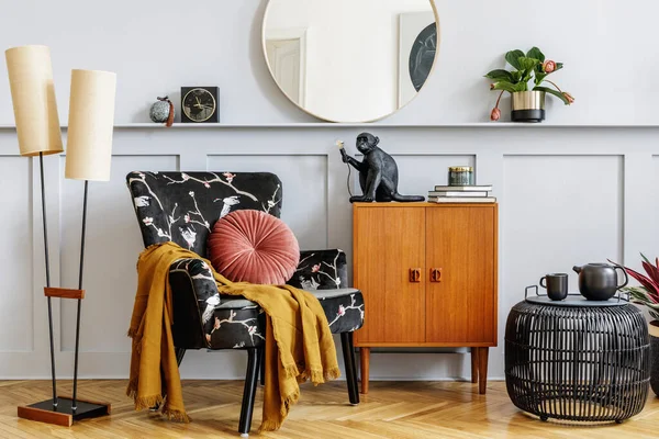 Modernes Interieur Des Wohnzimmers Mit Design Sessel Vintage Kommode Aus — Stockfoto