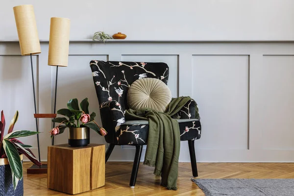 带有设计扶手椅的现代客厅的内部 带有架子 咖啡桌 灰色墙壁 复印空间和时尚家居装饰的汗流浃背的配件的木板镶板 — 图库照片