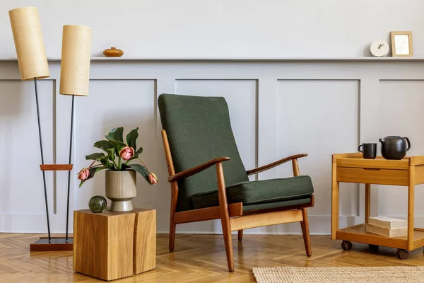 Minimalistyczna Kompozycja Wnętrzu Salonu Zielonym Fotelem Beżową Lampą Kwiatami Sześcianem — Zdjęcie stockowe