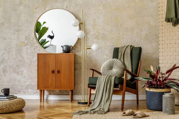 Dizayn koltuğu, puf, tepside çaydanlık, bitki, ekose, halı, dekorasyon ve wabi sabi kavramında zarif presonal aksesuarlarla modern oturma odası iç dekorasyonu..