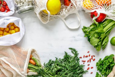 Mermer masada sıfır çöp torbası, fındık, tohum, yumurta, biyolojik sebze ve eko meyveli şık bir kompozisyon. Dünyayla ilgilenmek. Plastiği durdur. 